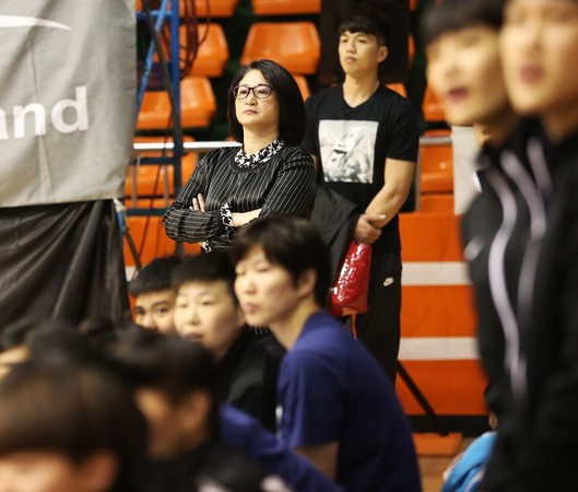 女名嘴臉書嘆「嚴凱泰走了不意外」留下妻兒咬牙打拼　她感慨喊：「身為養子，卻是天之驕子」