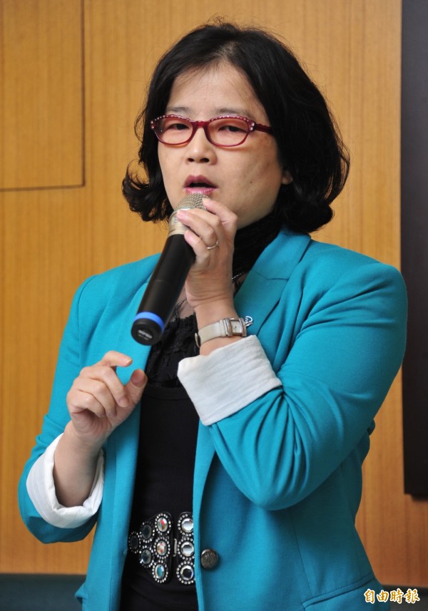 女名嘴臉書嘆「嚴凱泰走了不意外」留下妻兒咬牙打拼　她感慨喊：「身為養子，卻是天之驕子」