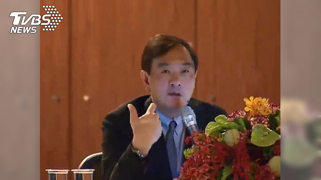 女兒一句「爸爸不要再抽 菸」嚴凱泰隔天就戒！慈母親書對聯砥礪：有決心沒有做不到