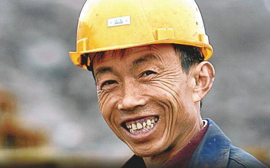 民工撿錢包苦苦等待3小時，女白領拿回錢匆匆離去，第二天進工地，他愣了！