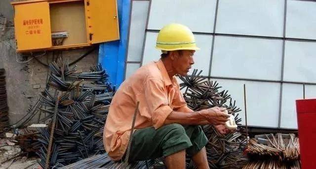 民工撿錢包苦苦等待3小時，女白領拿回錢匆匆離去，第二天進工地，他愣了！