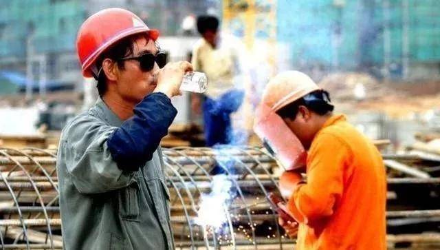 民工撿錢包苦苦等待3小時，女白領拿回錢匆匆離去，第二天進工地，他愣了！