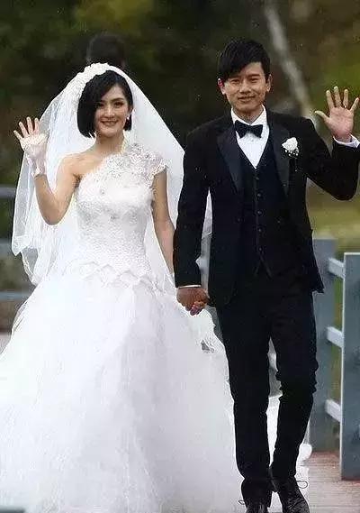 林心如結婚趙薇只給了10萬禮金,而他結婚,趙薇手一揮就是200萬!