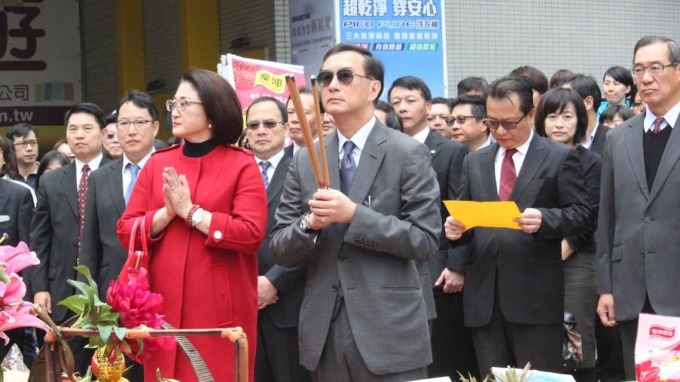 一場誤會嫁入豪門!嚴凱泰被「傳奇國手老婆」球場氣哭 27年婚姻夫唱婦隨:他永遠活在我心中