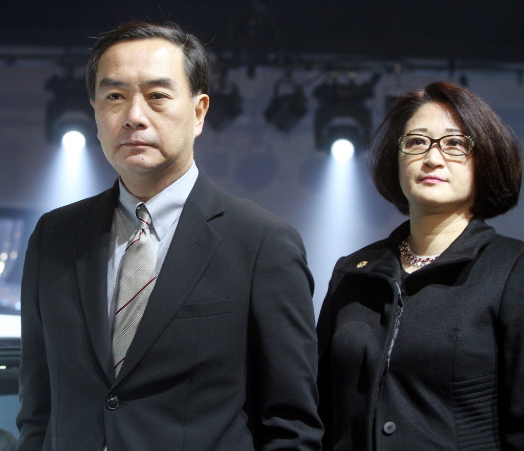 一場誤會嫁入豪門!嚴凱泰被「傳奇國手老婆」球場氣哭 27年婚姻夫唱婦隨:他永遠活在我心中