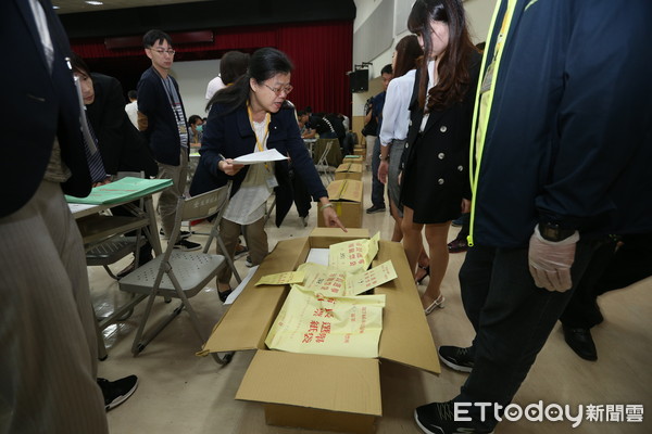 驗票第4天！法官動用「放大鏡、手電筒」查到底　「目前票數差距」讓丁守中臉綠了