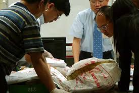 驗票第4天！法官動用「放大鏡、手電筒」查到底　「目前票數差距」讓丁守中臉綠了