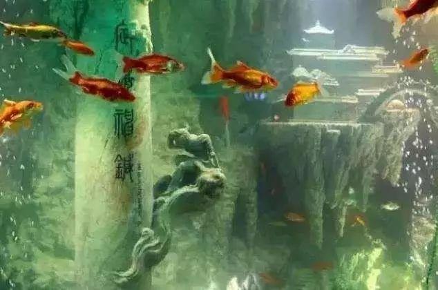 男子用5年時間將「14噸玉石」雕刻成魚缸，神還原「東海龍宮」，專家看後直呼：無價！