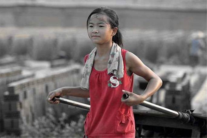 連大人都佩服！10歲孤女「頂烈日搬磚」汗如雨下：要養阿公阿嬤　她辛苦「換2老健康平安」笑喊很值得