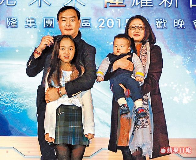 分手後不交惡!昔日情人落淚「13字送別嚴凱泰」 緣分盡了「仍暖心照顧她家人」情深義重