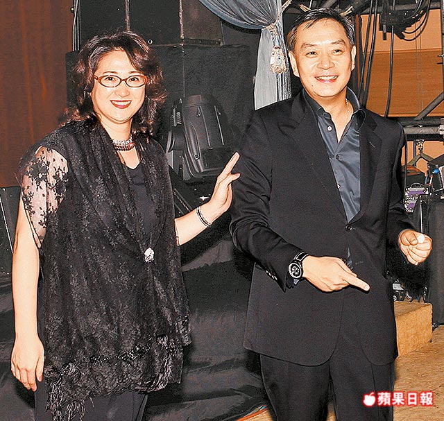 分手後不交惡!昔日情人落淚「13字送別嚴凱泰」 緣分盡了「仍暖心照顧她家人」情深義重