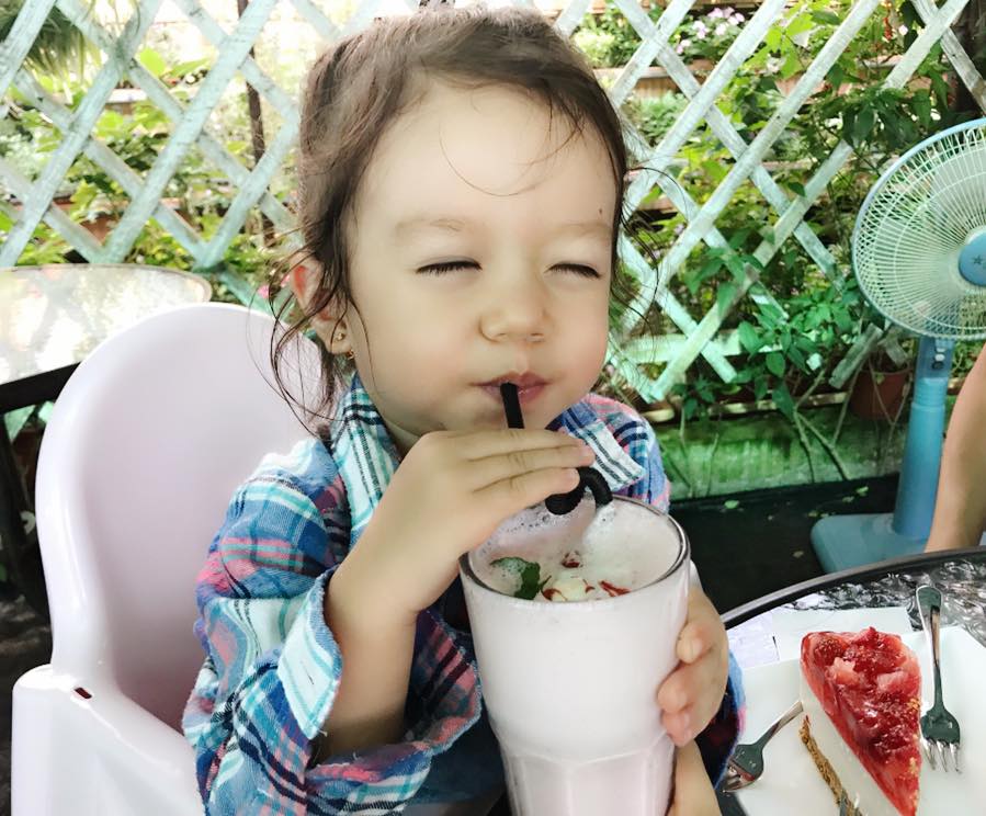 瑞莎2歲女兒美得像公主！ 曾被食物噎到「靠阿公救回一命」 與老公恩愛之道「做比說重要」