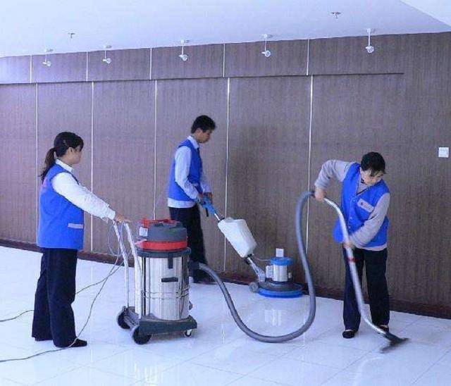 清潔工善舉送還機票遭解僱 三週後意外迎來人生轉機