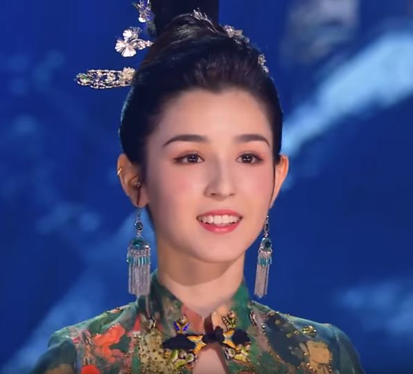 4000年一遇仙女!22歲新疆正妹跳舞「面紗下美貌」一夜爆紅 私下「逆天身材」網暴動:美女中的美女