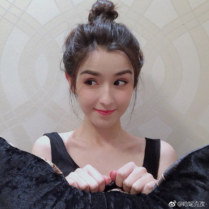 4000年一遇仙女!22歲新疆正妹跳舞「面紗下美貌」一夜爆紅 私下「逆天身材」網暴動:美女中的美女