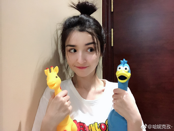 4000年一遇仙女!22歲新疆正妹跳舞「面紗下美貌」一夜爆紅 私下「逆天身材」網暴動:美女中的美女