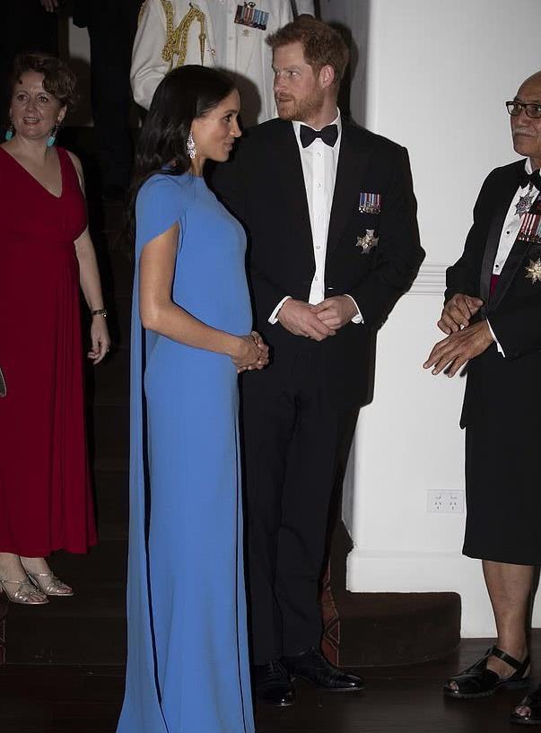 梅根懷孕後「孕肚走到哪摸到哪」被批：做作愛炫耀！　專家緩頰「下意識炫腹真相」：大家誤會她了