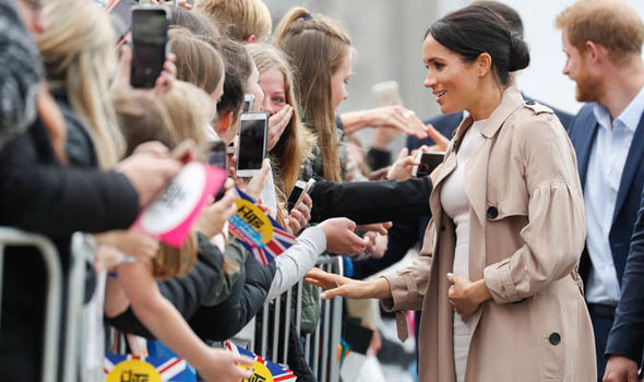 梅根懷孕後「孕肚走到哪摸到哪」被批：做作愛炫耀！　專家緩頰「下意識炫腹真相」：大家誤會她了