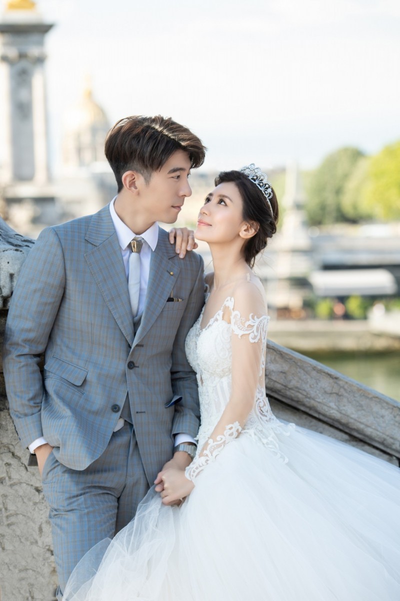 賈靜雯4套嫁衣!蕾絲滾邊「大秀深V美背」散發女王氣勢 最後「星空婚紗超美」讓尪整晚親不停