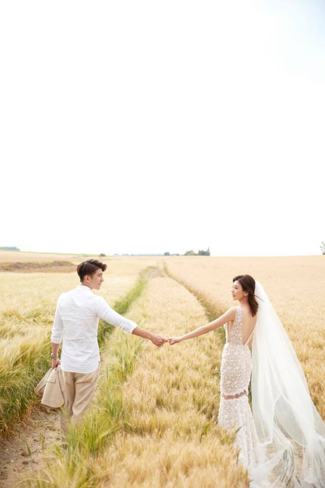 賈靜雯4套嫁衣!蕾絲滾邊「大秀深V美背」散發女王氣勢 最後「星空婚紗超美」讓尪整晚親不停