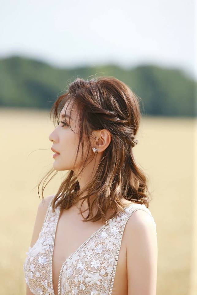 賈靜雯4套嫁衣!蕾絲滾邊「大秀深V美背」散發女王氣勢 最後「星空婚紗超美」讓尪整晚親不停