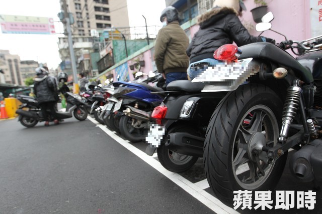 鎖匠壓一下收300！女騎士不爽留一星負評嗆「很缺錢嗎...」  網友怒批：他會妳不會就是技術