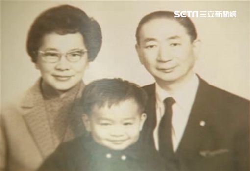 一生最愛的女人!養母走後「嚴凱泰每天都掉淚」 視如己出「一輩子都在為他鋪路」恩情大過天