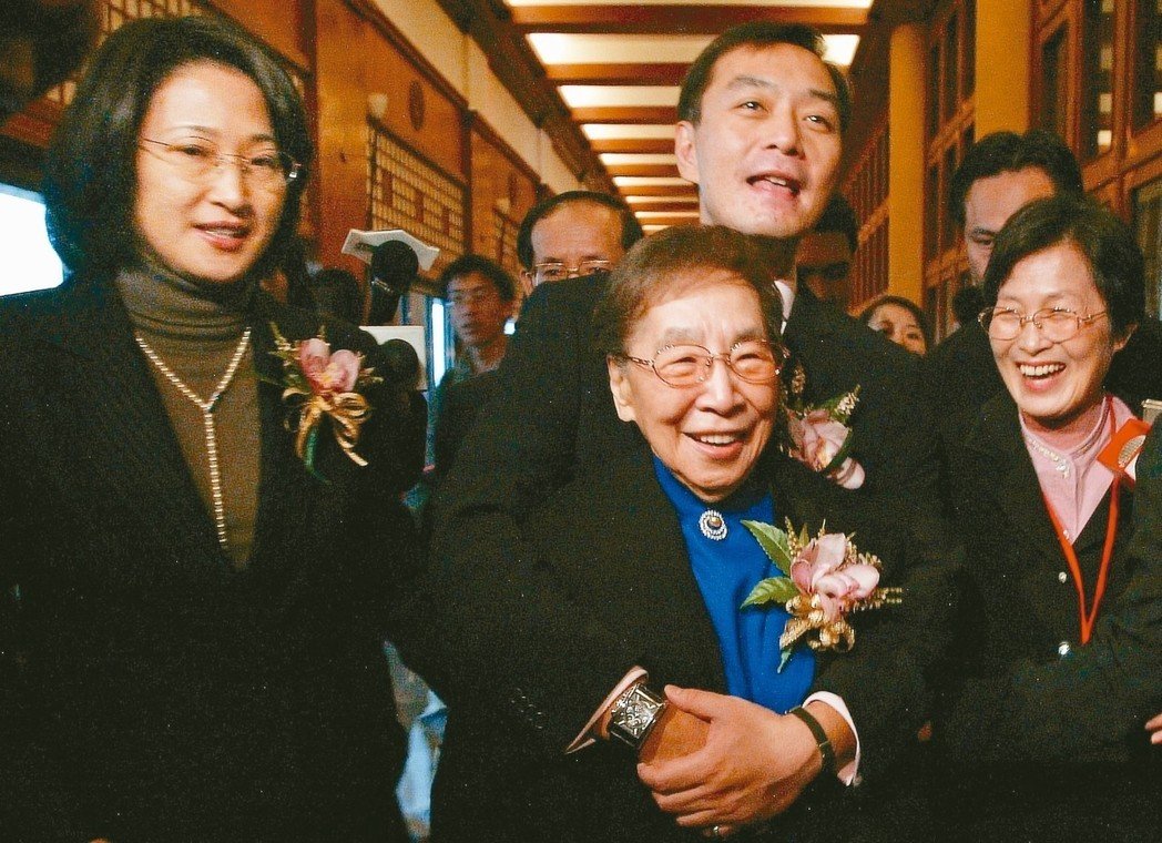 一生最愛的女人!養母走後「嚴凱泰每天都掉淚」 視如己出「一輩子都在為他鋪路」恩情大過天