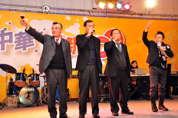 穩定軍心！嚴凱泰遺孀「帶兒女去找救命大臣」求幫集團度難關　他秒答應：「會助一臂之力」