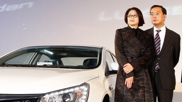 穩定軍心！嚴凱泰遺孀「帶兒女去找救命大臣」求幫集團度難關　他秒答應：「會助一臂之力」