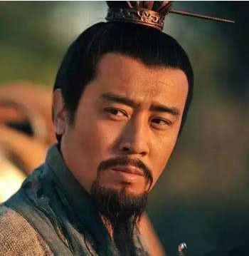 最帥大叔！「跑7年龍套」演劉備走紅　如今40歲事業當紅「妻子美貌出眾」