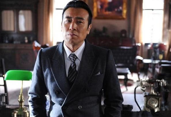 最帥大叔！「跑7年龍套」演劉備走紅　如今40歲事業當紅「妻子美貌出眾」