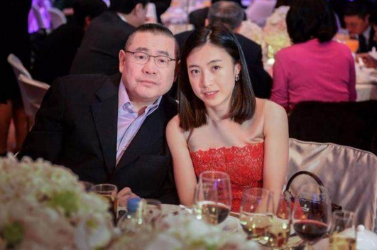 遺傳商業天分！香港富豪10歲女兒「身家176億」  自行創業「所得全捐公益」 母驕傲：真的好乖