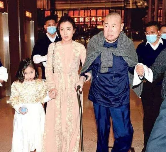 遺傳商業天分！香港富豪10歲女兒「身家176億」  自行創業「所得全捐公益」 母驕傲：真的好乖