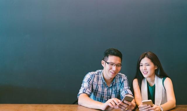 妻子感冒，怕傳染提出分房睡，丈夫半夜送熱水，才知妻子不要臉