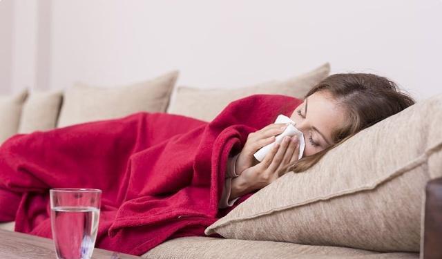 妻子感冒，怕傳染提出分房睡，丈夫半夜送熱水，才知妻子不要臉