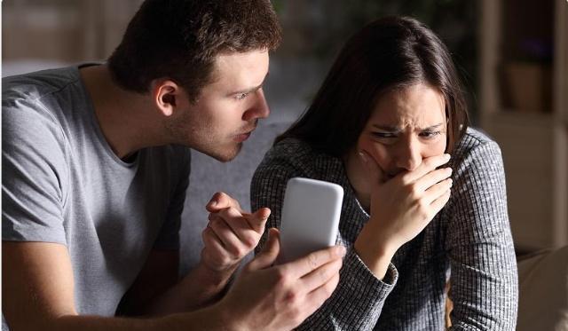 妻子感冒，怕傳染提出分房睡，丈夫半夜送熱水，才知妻子不要臉