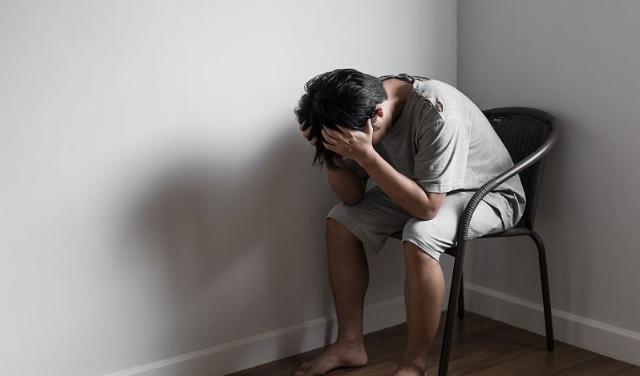 妻子感冒，怕傳染提出分房睡，丈夫半夜送熱水，才知妻子不要臉