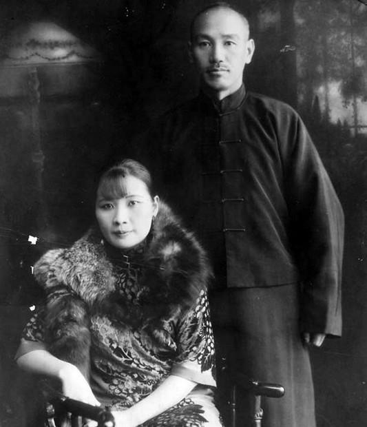 宋美齡在美國「一天換八次床單」,被指責浪費!秘書道出緣由,才知她的不易!