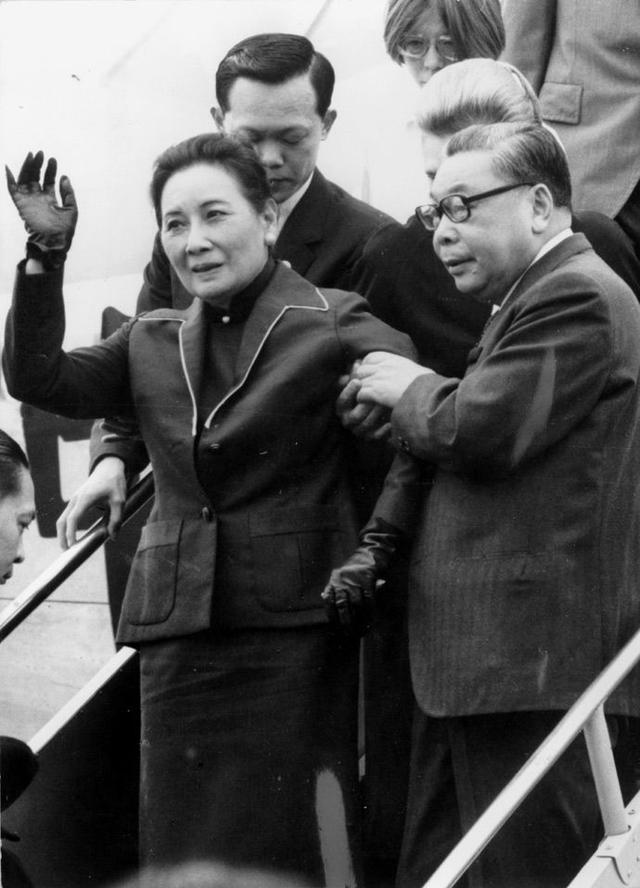 宋美齡在美國「一天換八次床單」,被指責浪費!秘書道出緣由,才知她的不易!