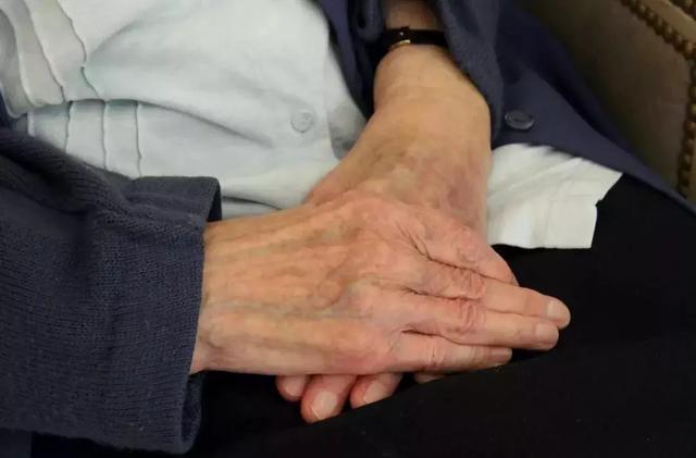 老夫妻6天閃婚恩愛73年!晚年「為病痛所苦」選擇「同時尊嚴離開」:有你在什麼都不怕