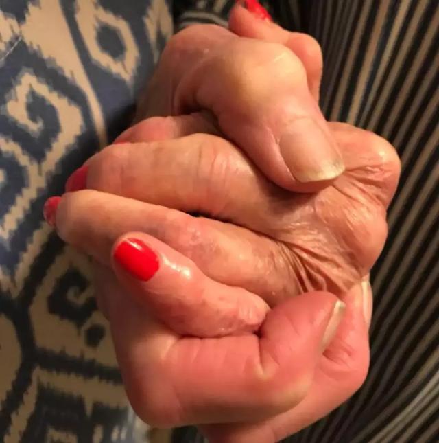 老夫妻6天閃婚恩愛73年!晚年「為病痛所苦」選擇「同時尊嚴離開」:有你在什麼都不怕