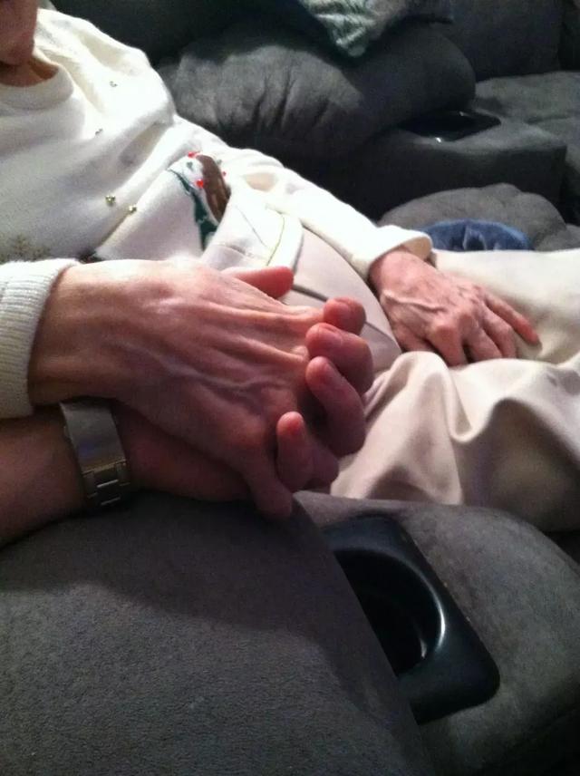 老夫妻6天閃婚恩愛73年!晚年「為病痛所苦」選擇「同時尊嚴離開」:有你在什麼都不怕