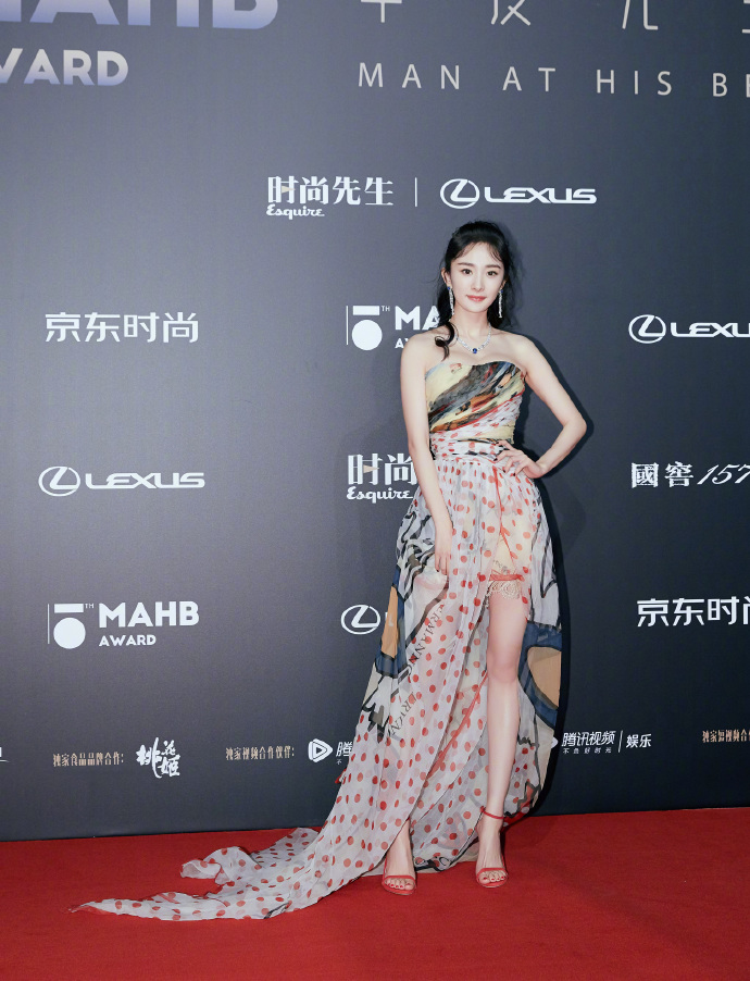 零下4度低溫！楊冪「露肩薄紗禮服」現身粉絲看傻　鏡頭「往下半身一看」網友怒轟：有沒有人性