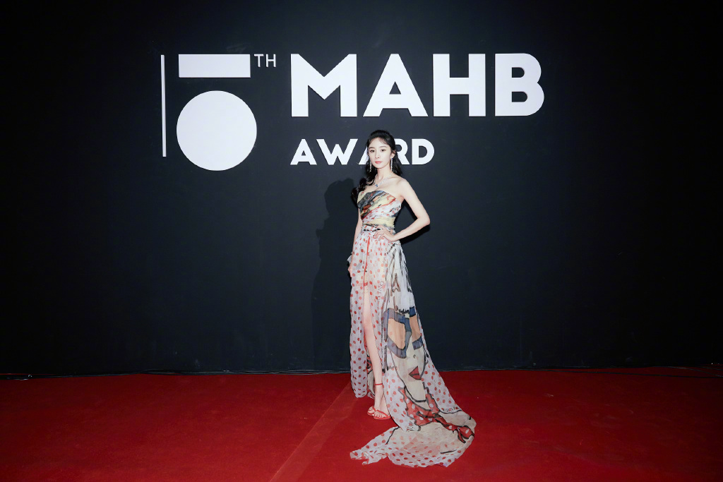 零下4度低溫！楊冪「露肩薄紗禮服」現身粉絲看傻　鏡頭「往下半身一看」網友怒轟：有沒有人性