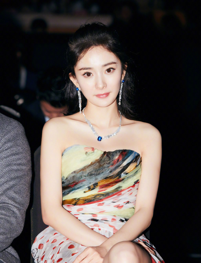 零下4度低溫！楊冪「露肩薄紗禮服」現身粉絲看傻　鏡頭「往下半身一看」網友怒轟：有沒有人性