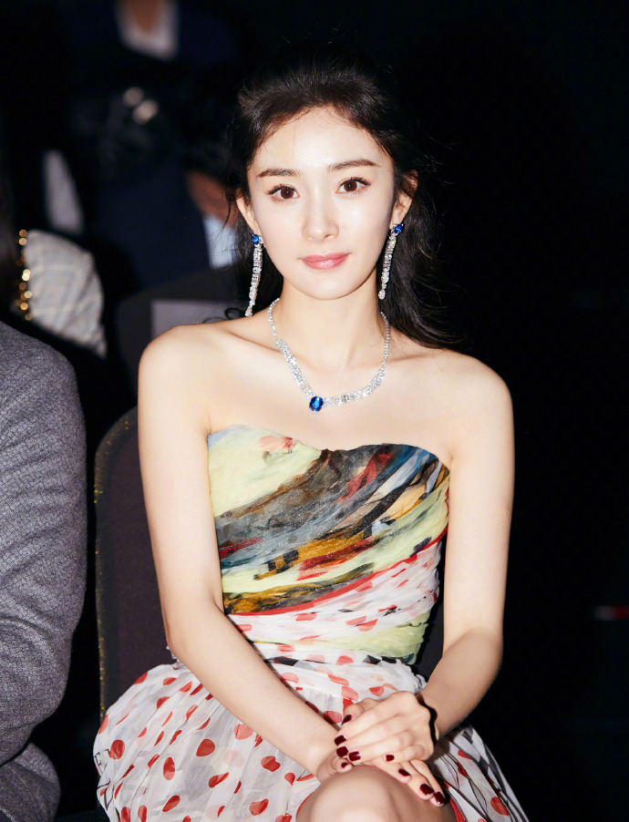 零下4度低溫！楊冪「露肩薄紗禮服」現身粉絲看傻　鏡頭「往下半身一看」網友怒轟：有沒有人性