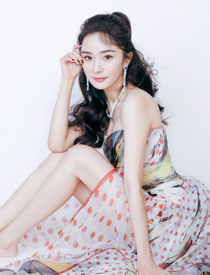 零下4度低溫！楊冪「露肩薄紗禮服」現身粉絲看傻　鏡頭「往下半身一看」網友怒轟：有沒有人性