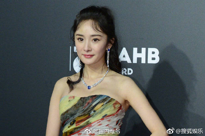 零下4度低溫！楊冪「露肩薄紗禮服」現身粉絲看傻　鏡頭「往下半身一看」網友怒轟：有沒有人性