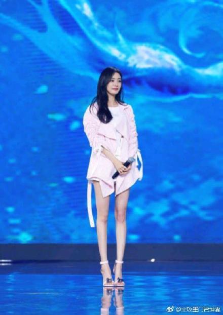 零下4度低溫！楊冪「露肩薄紗禮服」現身粉絲看傻　鏡頭「往下半身一看」網友怒轟：有沒有人性